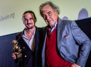 Luis Felipe Fernández-Salvador y Campodonico (left) receives the prize from Oliver Stone (right)