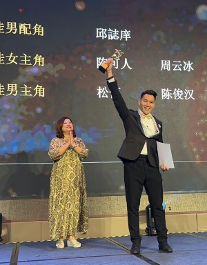 H.E. Aaron Tan Choon Han Winning the Award