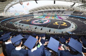 30 000 gathered in safety and order