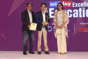 Viveck Shettyy receiving the Mid Day Award for Excellence in Motivational Speaking from the hands of Priya Dutt(Former Lok Sabha MP) and Sandeep Khosla(CEO, Mid Day).