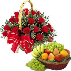 20 Red Roses Arrangment with Fruits
