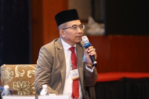 Dr Mazlan with the panel of speakers