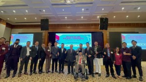 Group Photo with Dr Hj Mazlan (on wheelchair) and Tan Sri Bernard Diluk Dompok