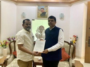 Sanjay Pandey handing over the letter to Chief Minister Devendra Fadnavis