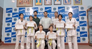Akriti receiving certificate