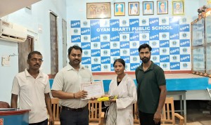 Ayushi receiving certificate 