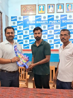 Yami receiving certificate 