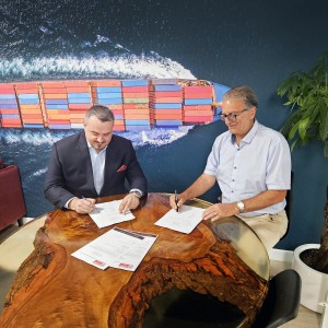 Mr Paul Abraham (R) & Mr Gjorgji Milenkovski signing (L)