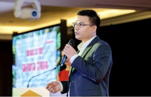 Mr Tran Quang Hoi discussed the importance of flooring materials with reporters at the Home and Heal