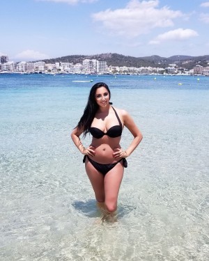 Pamela Quinzi, the sexy Cinderella of New York takes over Ibiza.