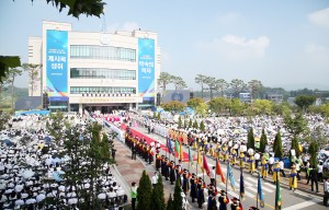 80 000 members lined up in front of Cheongju Church
