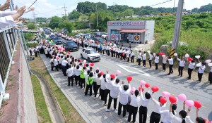 General Chairman Lee Man-hee_greeting reporters who came to cover the visit