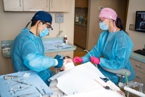 Everett dentist Dr Yun Kang performing dental implants procedure at 19th Avenue Dental
