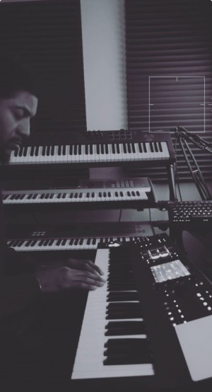 Di One Playing Chords On Keyboard