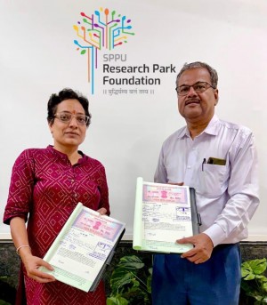 Sppu Director Arvind Shaligram & Strisutram Media Director Mamta Tayade