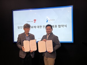 Genecast Dr. LEE and Xylonix Dr. CHUNG at the signing