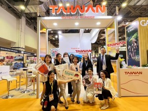 Taipei Happy Hour – Guests Enjoy Free Bubble Tea.