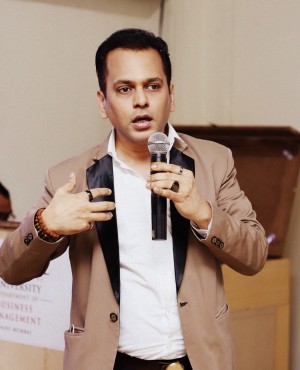 Viveck Shettyy, Motivational Speaker, CEO, Yogi, and Mystic, addressing the packed gathering at D. Y. Patil School Of Business Management. 