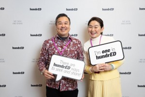 Encik Mohamed Ariff congratulates Carol and David at the HundrED Summit.