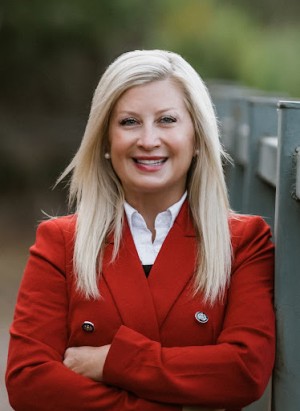 Laura Walsh, Recognized by BestAgents.us as a 2024 Top Agent 