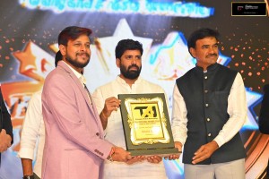 The award was presented to Abhishek Jindal by Shri Anil Yadav and Shri CV Anand.