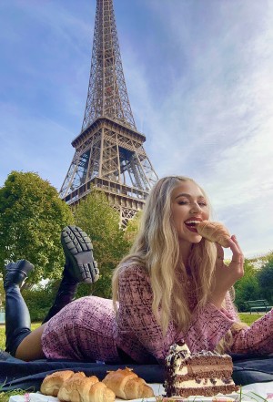 Ellis in Paris