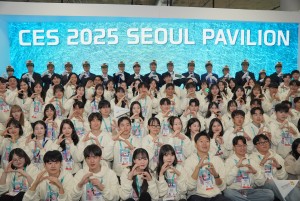 Student supporters and associates from 16 organizations involved in the Seoul Pavilion took the grou