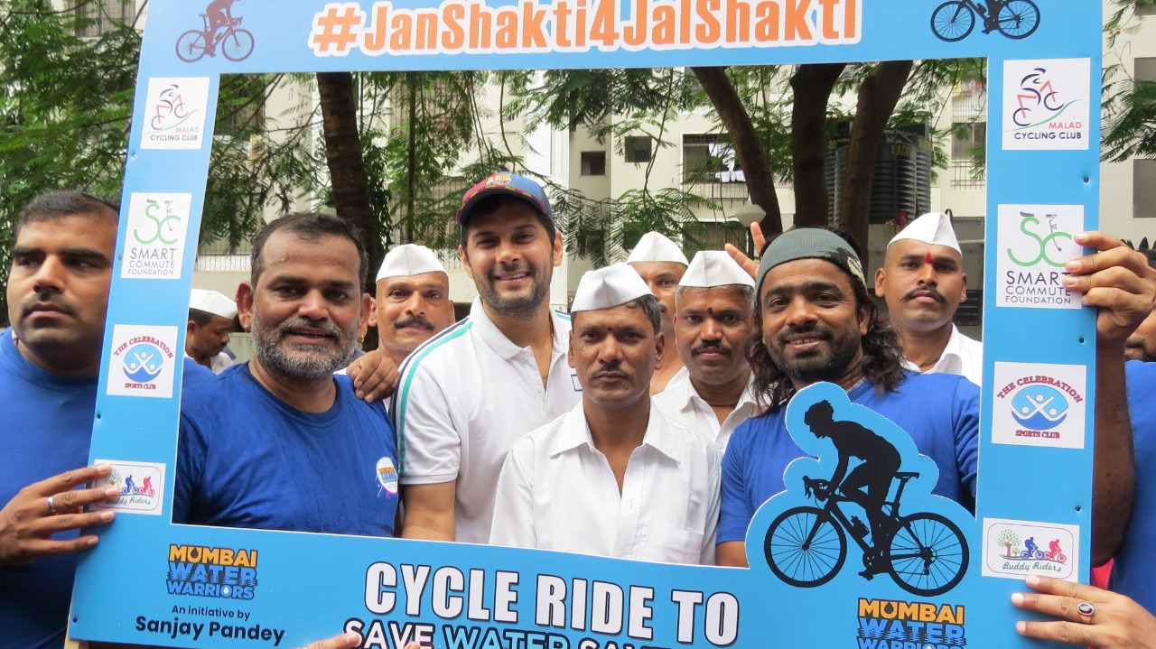 SANJAY PANDEY AND AMAR UPADHYAY WITH MUMBAI DABBAWALASANDOTHER CYCLISTS SANJAY PANDEY AND AMAR UPADHYAY WITH MUMBAI DABBAWALASANDOTHER CYCLISTS