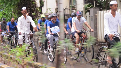 SANJAY PANDEY AND AMAR UPADHYAY WITH THE MUMBAI DABBAWALASAT THE CYCLATHON SANJAY PANDEY AND AMAR UPADHYAY WITH THE MUMBAI DABBAWALASAT THE CYCLATHON