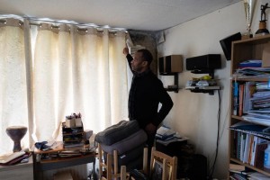 AA1AqBf0 Errol pointing at mould on wall with peeling wallpaper since November 2021