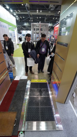 Visitors experiencing ‘SoleCheck’ at Daeshin MC’s booth.