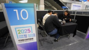 Yoona Choi, Senior Manager of Daeshin MC, engaged in 1:1 Consultations