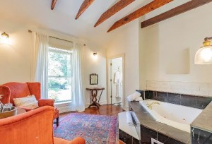 Louisville Bourbon Inn Kentucky Classic Suite Bathroom