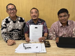 (From left) Eko Prastowo, Heroe Waskito, and Patar Nainggolan from Catra Indhira Law Firm.