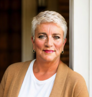 Julie Barr, Recognized by BestAgents.us as a 2025 Top Agent