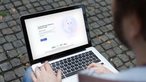 Managing cross-border business payments made easy with Payoneer.