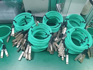 AOC (Active Optical Cables)