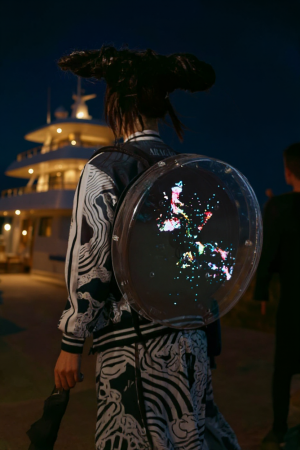 Emp rio Aragão Hologram Show. Model Rune Ando.