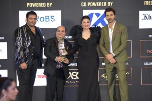 Rohit Khubchandani receiving the Travel Influencer of the Year 2025 award at IIIA Awards