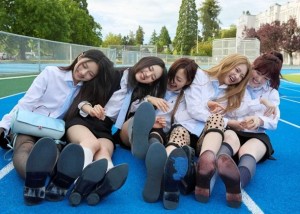 kiiikiii dancing alone