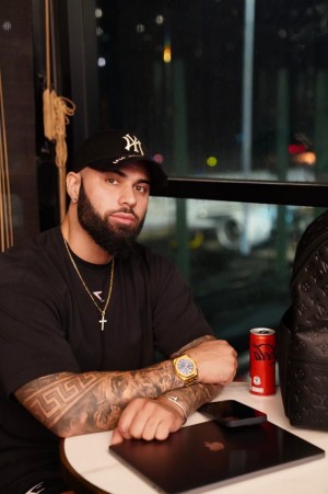 photo 5926912099928361567 y