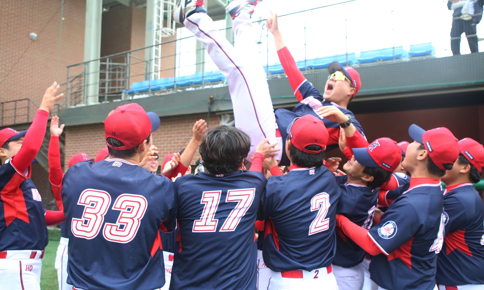 Shincheonjis baseball players cheer and lift the championship trophy