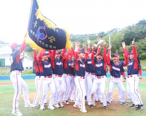 Shincheonji Church of Jesus baseball team celebrates its Division 2 championship victory.