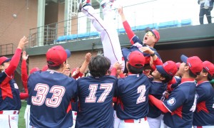 Shincheonji’s baseball players cheer and lift the championship trophy.