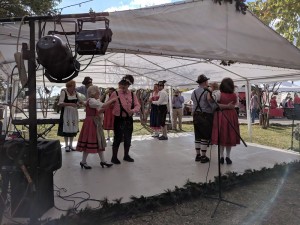 Fröhliche Tanzgruppe