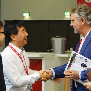 Kuvings Founder & CEO, Jong Boo Kim (left), shaking hands with a buyer.