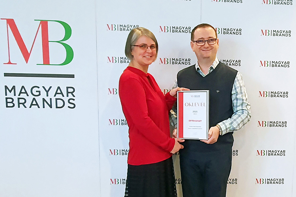 rtksziget founders receiving the 2023 MagyarBrands Innovative Brand Award rtksziget founders receiving the 2023 MagyarBrands Innovative Brand Award