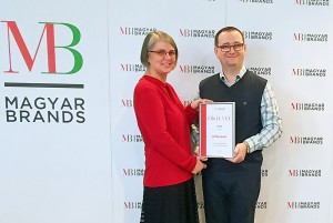 Értéksziget founders receiving the 2023 MagyarBrands Innovative Brand Award