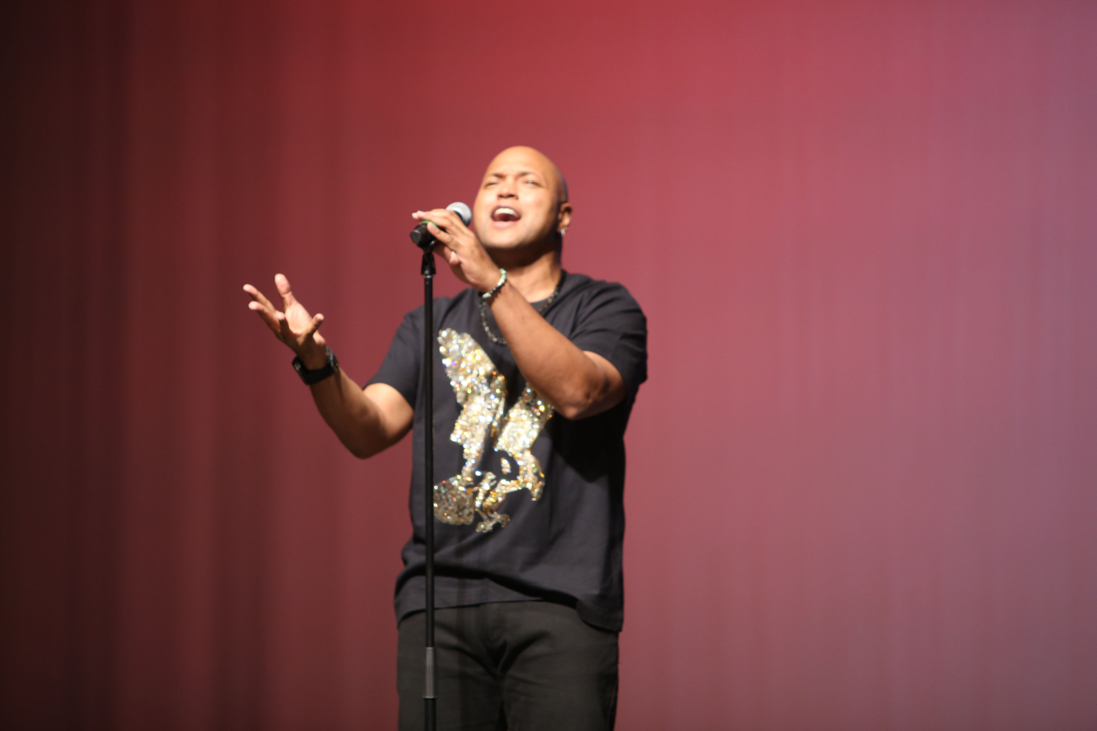 Mr Fate Kent Sings a Song for Fans