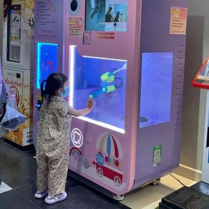 Parent-Child Economy Alert: Chuanbo Cotton Candy Robots Generate S$1,200 Daily in Singapore Mall